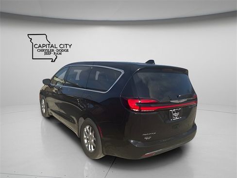 New 2026 Chrysler Pacifica Select image 6