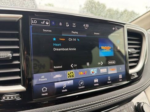 Used 2023 Chrysler Pacifica Touring-L AWD/4WD image 28