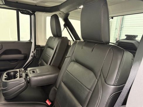 Used 2020 Jeep Wrangler Unlimited Sahara AWD/4WD image 17