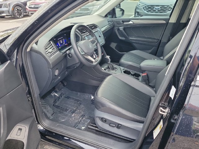 Used 2024 Volkswagen Tiguan SE w/ Panoramic Sunroof Package FWD image 17