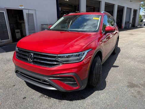 Used 2023 Volkswagen Tiguan SE FWD image 3