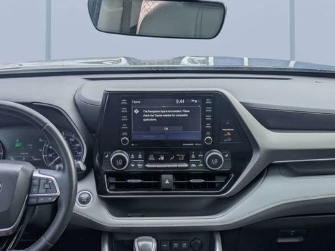 Used 2020 Toyota Highlander XLE FWD image 19