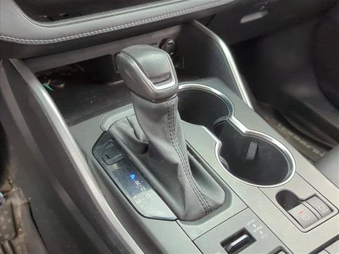 Used 2021 Toyota Highlander XLE image 17