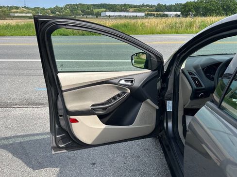 Used 2012 Ford Focus SE FWD image 11