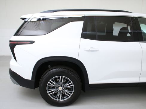 Used 2024 Chevrolet Traverse LT w/ LPO, Floor Liner Package FWD image 9