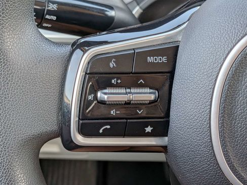 Used 2022 Kia Carnival LX FWD image 33