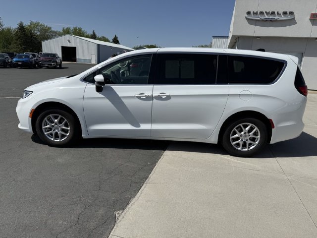 Used 2023 Chrysler Pacifica Touring-L FWD image 5