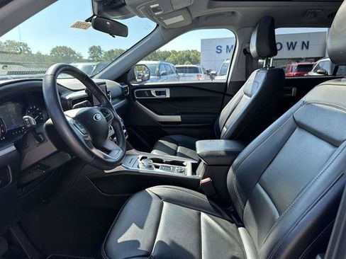 Used 2023 Ford Explorer XLT w/ Equipment Group 202A AWD/4WD image 34