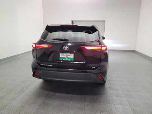 Used 2022 Toyota Highlander LE FWD image 7
