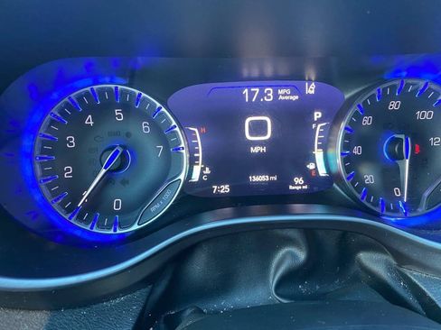 Used 2018 Chrysler Pacifica Limited w/ Tire & Wheel Group FWD image 18