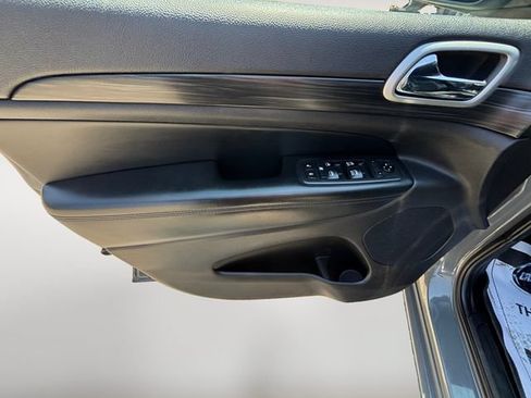 Used 2019 Jeep Grand Cherokee Altitude AWD/4WD image 10