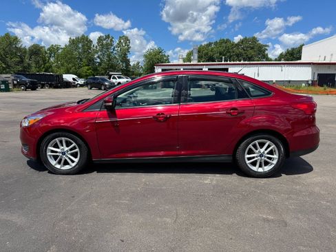 Used 2017 Ford Focus SE w/ Cold Weather Package FWD image 2
