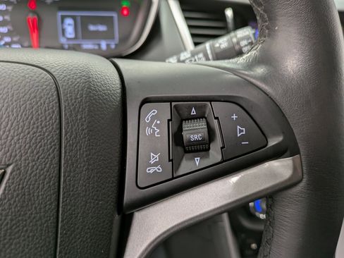 Used 2022 Chevrolet Trax LT w/ LT Convenience Package image 17