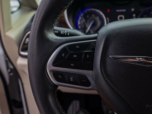 Used 2023 Chrysler Pacifica Limited image 25