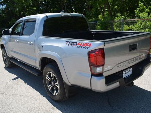Used 2018 Toyota Tacoma TRD Sport AWD/4WD image 7
