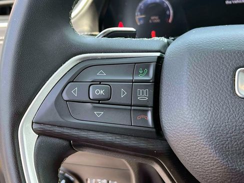 Used 2023 Jeep Grand Cherokee Laredo AWD/4WD image 21