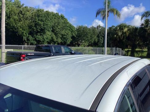 Used 2023 Chrysler Pacifica Touring-L FWD image 7