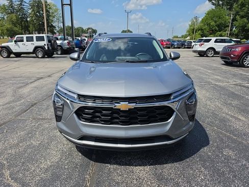 Certified 2025 Chevrolet Trax LT w/ Driver Confidence Package FWD image 2