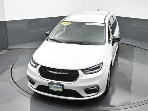 Used 2024 Chrysler Pacifica Touring-L FWD image 30