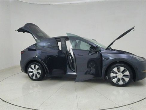 Used 2024 Tesla Model Y Long Range image 74