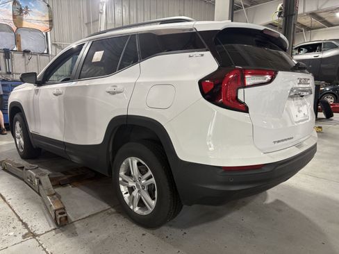 Used 2024 GMC Terrain SLE w/ Driver Convenience Package image 4