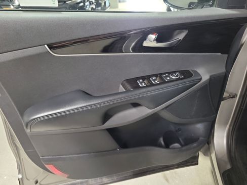 Used 2019 Kia Sorento EX image 19
