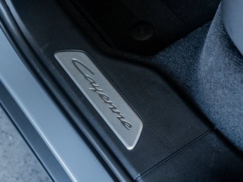 Certified 2025 Porsche Cayenne AWD/4WD image 27
