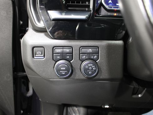 Used 2022 Chevrolet Silverado 1500 LT Trail Boss w/ Convenience Package II AWD/4WD image 9