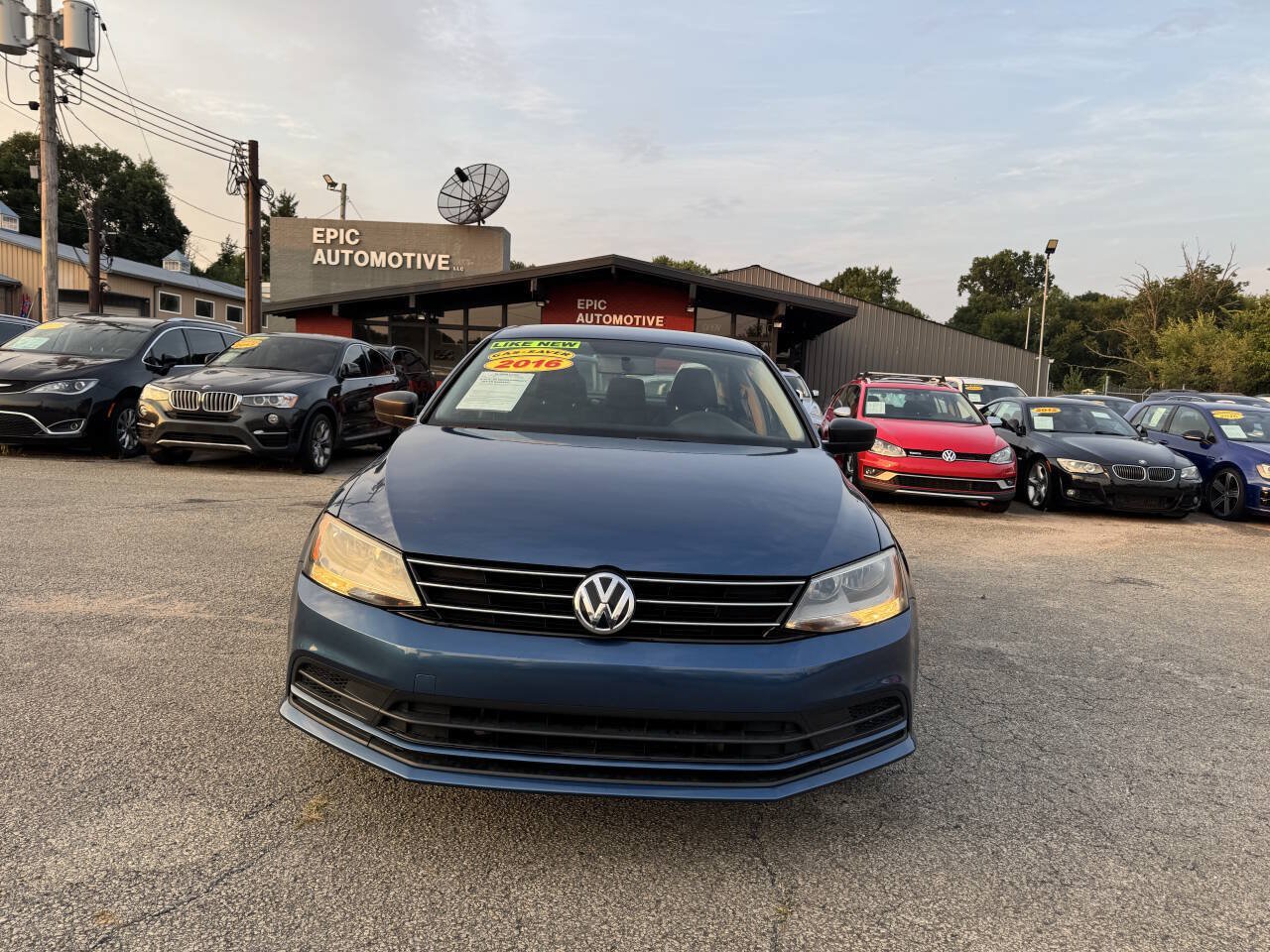 Used 2016 Volkswagen Jetta SE FWD image 2