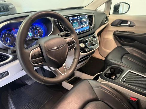 Used 2023 Chrysler Pacifica Touring-L FWD image 11