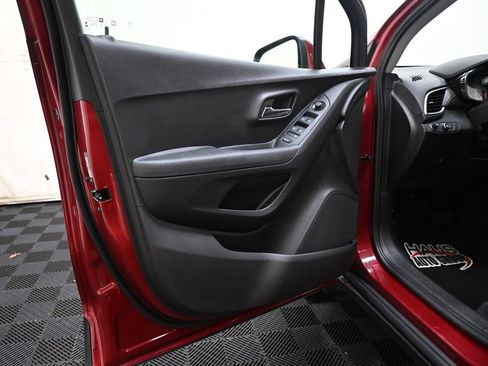 Used 2019 Chevrolet Trax LT w/ LT Convenience Package FWD image 23