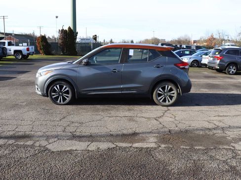 Used 2019 Nissan Kicks SR image 8