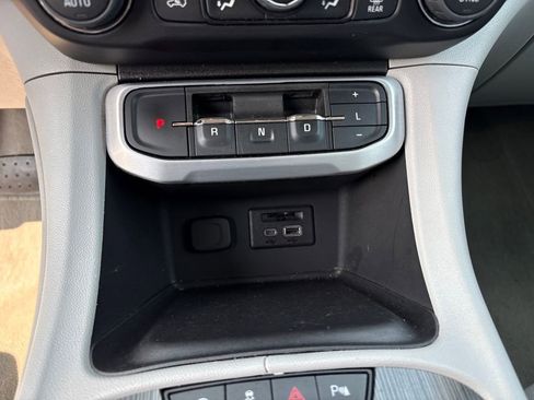 Used 2023 GMC Acadia SLT image 29