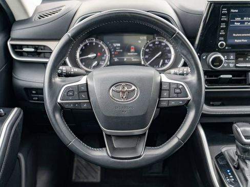 Used 2022 Toyota Highlander XLE AWD/4WD image 16