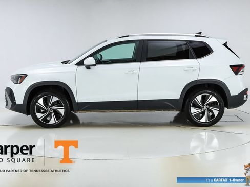 Used 2025 Volkswagen Taos SE w/ Panoramic Sunroof Package AWD/4WD image 2