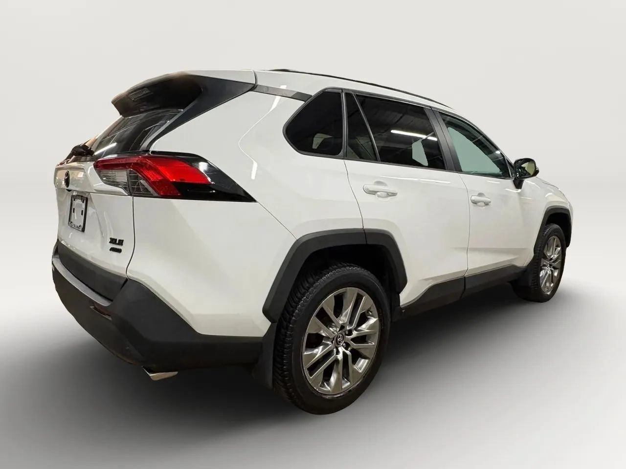Used 2019 Toyota RAV4 XLE Premium w/ Cold Weather Package AWD/4WD image 5