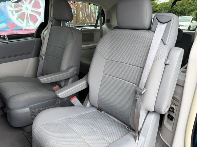 Used 2009 Chrysler Town & Country Touring w/ Entertainment Group #2 FWD image 19