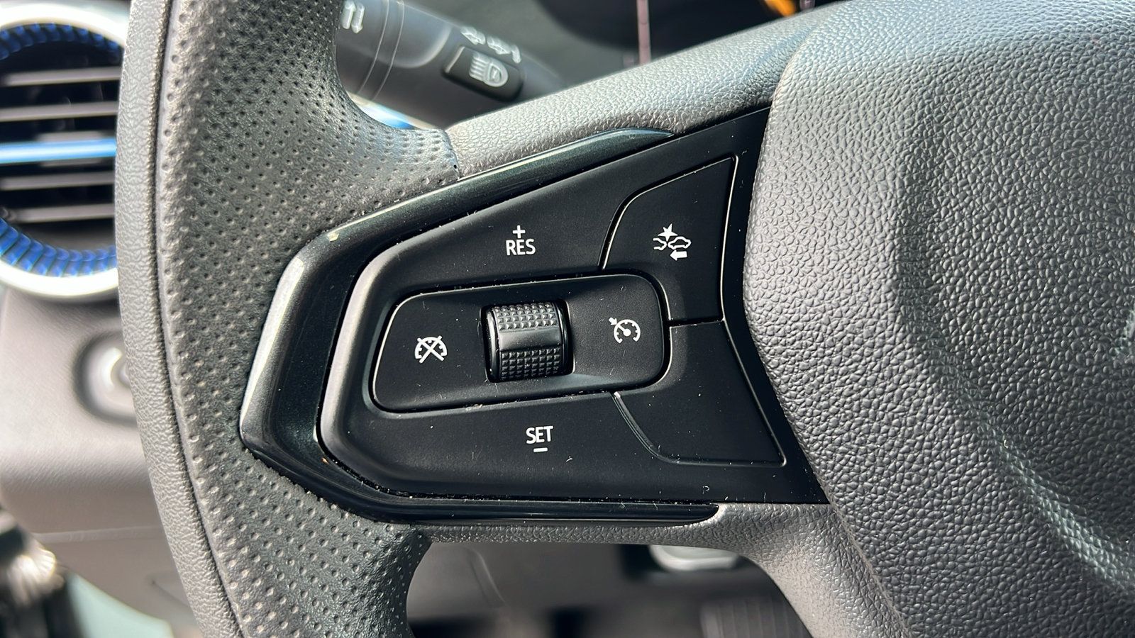 Certified 2025 Chevrolet Trax LT FWD image 24