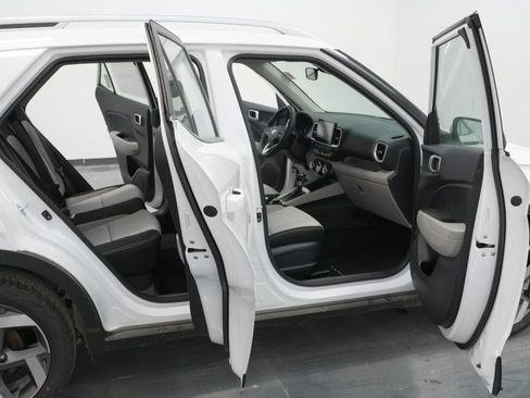 New 2025 Hyundai Venue SEL image 36