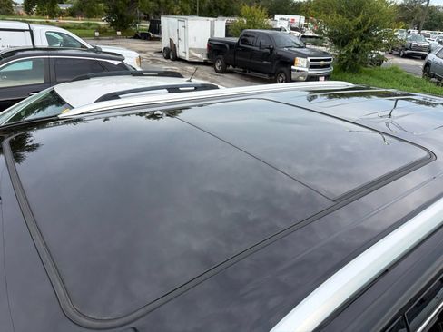 Used 2023 GMC Yukon SLT w/ SLT Premium Package AWD/4WD image 7