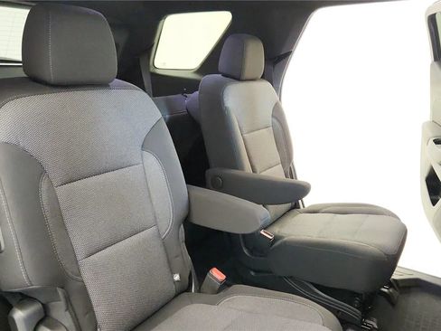 Used 2023 Chevrolet Traverse LT FWD image 32