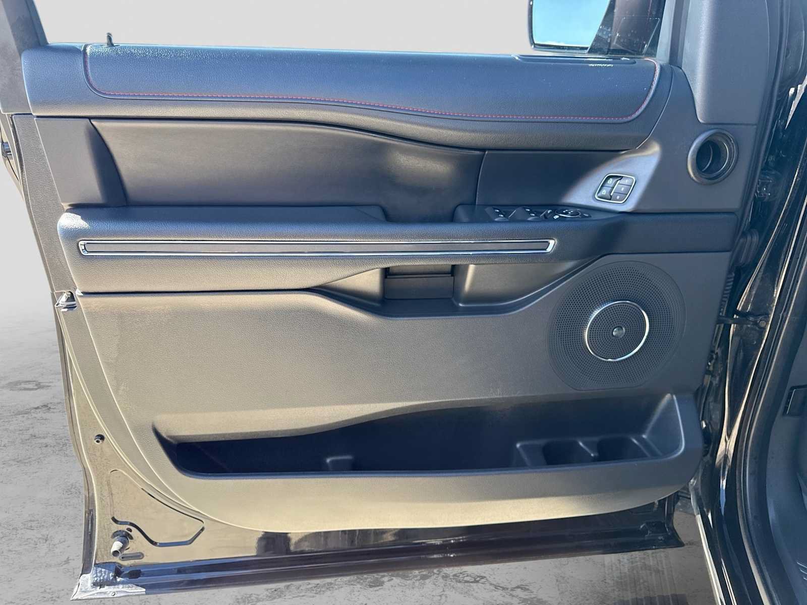 Used 2023 Ford Expedition Limited AWD/4WD image 32