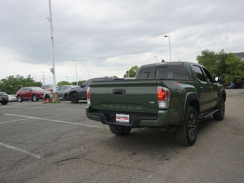 Used 2022 Toyota Tacoma TRD Sport w/ Technology Package AWD/4WD image 3