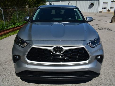 Used 2021 Toyota Highlander LE AWD/4WD image 2