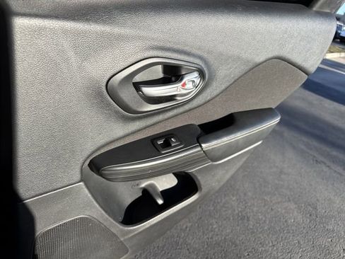 Used 2016 Jeep Cherokee Latitude w/ Cold Weather Group image 18