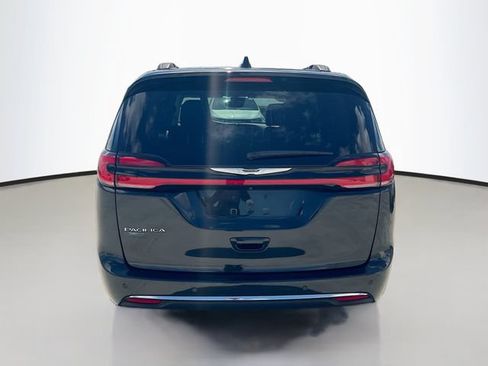 Used 2022 Chrysler Pacifica Touring-L FWD image 7