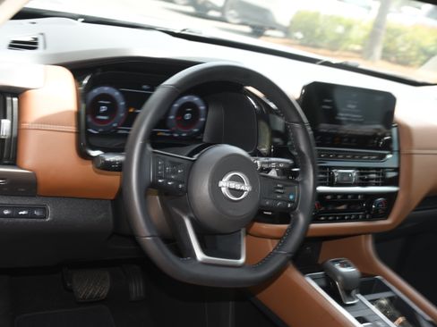 Used 2025 Nissan Pathfinder Platinum FWD image 9
