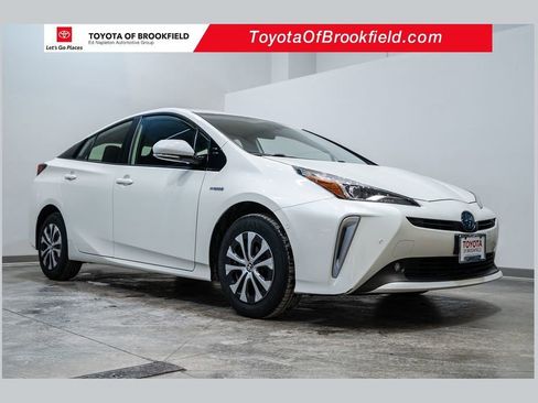 Used 2020 Toyota Prius LE image 1