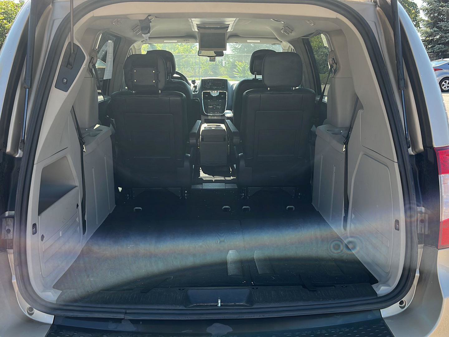 Used 2016 Chrysler Town & Country Touring FWD image 22