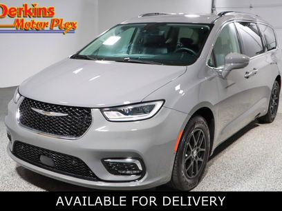 Used 2022 Chrysler Pacifica Touring-L w/ Uconnect Theater Family Group
